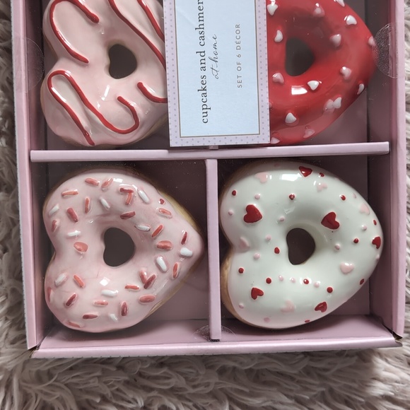 ❌SOLD❌VHTF Cupcakes Cashmere 🍩 Heart Shaped Donut Decor (6 pack) - Picture 2 of 3